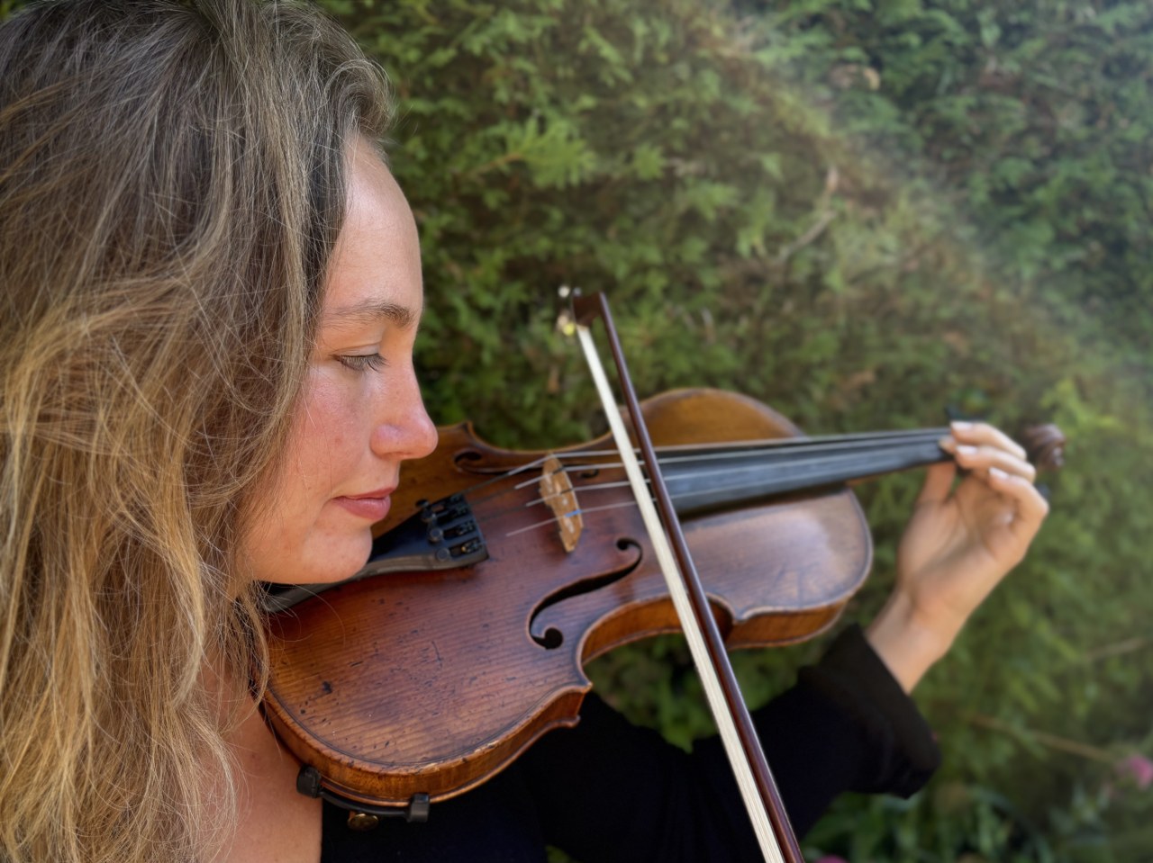 Elisa Francesca Büsch als Trauerrednerin und Musikerin