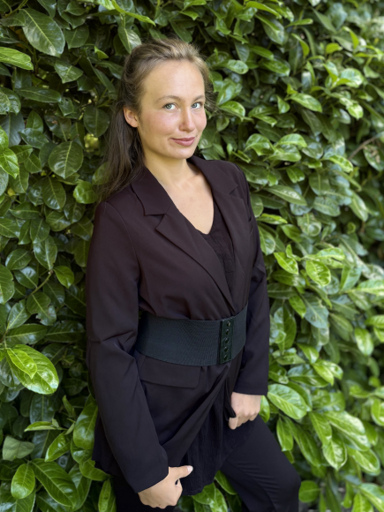 Elisa Francesca Büsch als Trauerrednerin und Musikerin